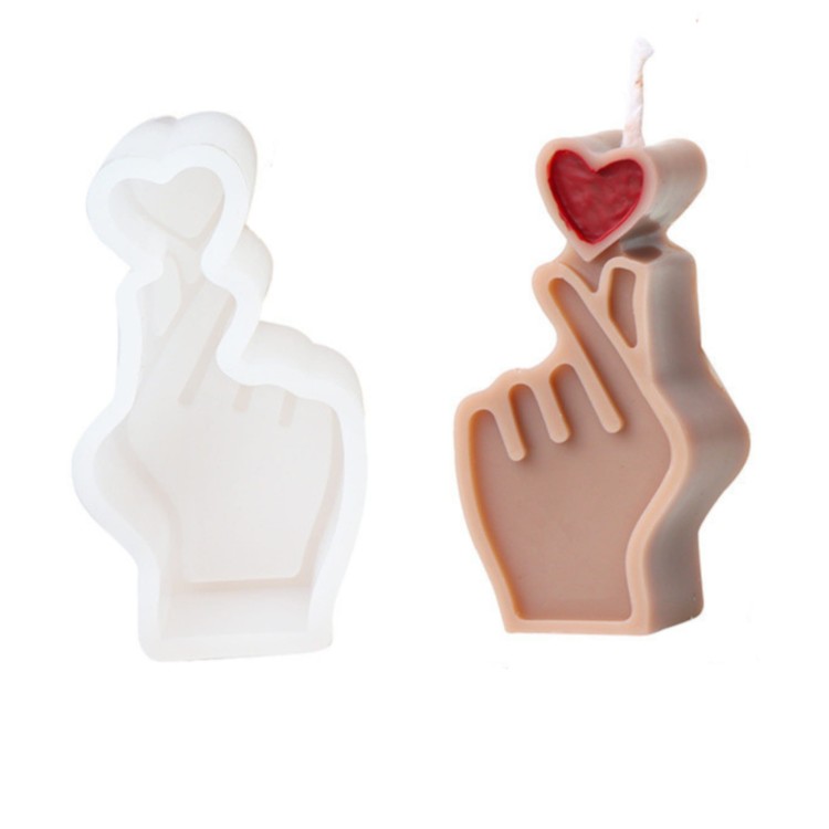 forma-silikonowa-do-swiec-wosku-mydla-gipsu-zywicy-odlewow-reka-trzymajaca-serce.jpg