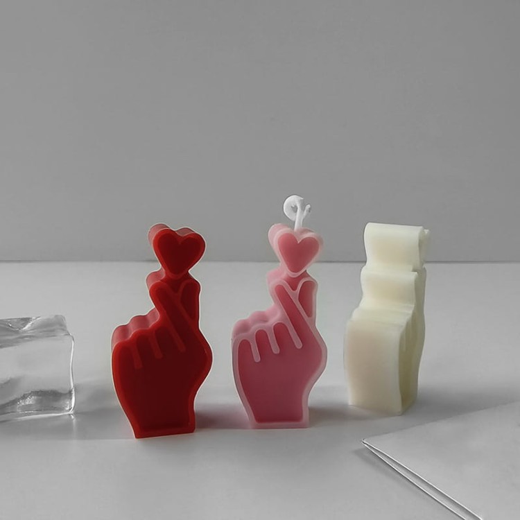 forma-silikonowa-do-swiec-wosku-mydla-gipsu-zywicy-odlewow-reka-trzymajaca-serce4.jpg