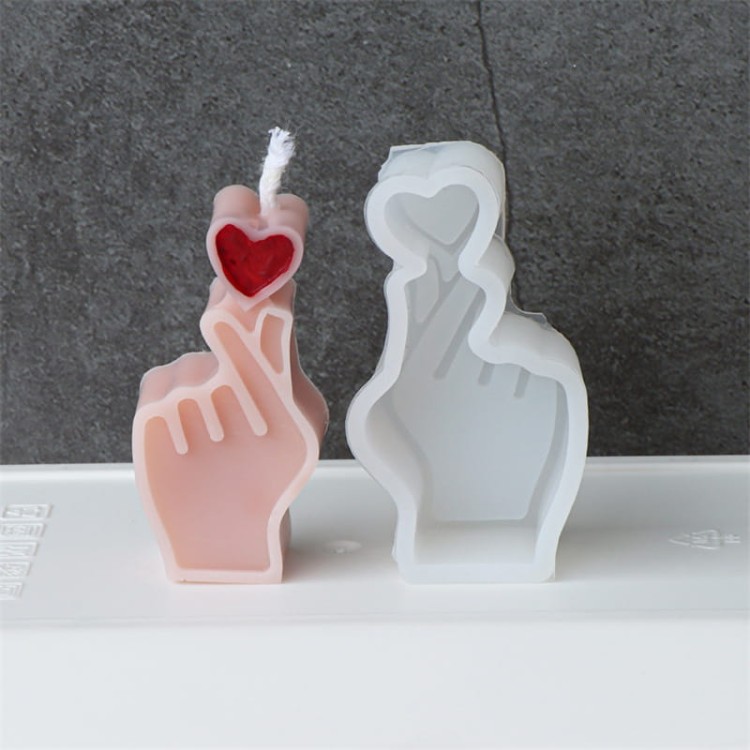 forma-silikonowa-do-swiec-wosku-mydla-gipsu-zywicy-odlewow-reka-trzymajaca-serce5.jpg