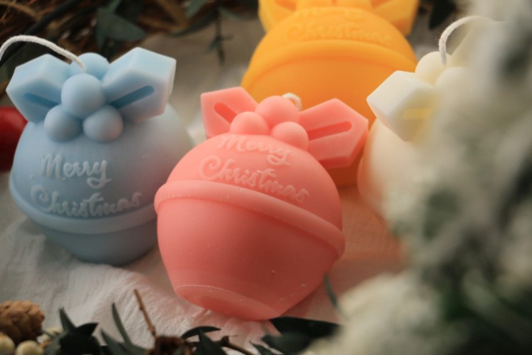 forma-silikonowa-do-swiec-wosku-mydla-gipsu-zywicy-odlewow-swiateczna-bombka-merry-christmas5.jpg